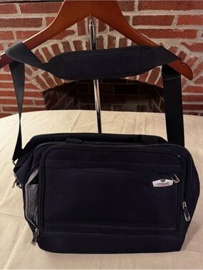 ✈️Embark Black Nylon Messenger Bag for travel- Like New